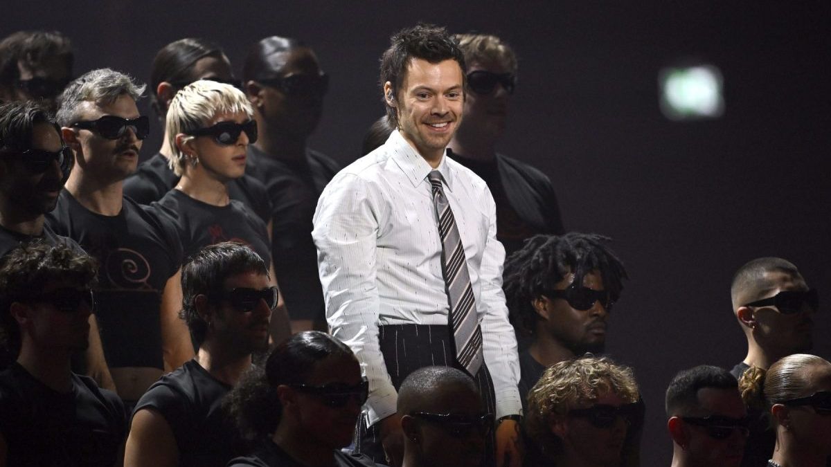 Watch Harry Styles Recover in Style From a Fall During His Second Night in Mexico City — News news on dripviewz