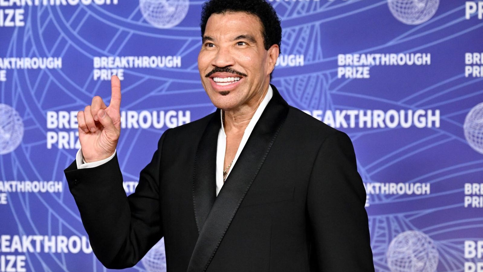 'Damn Unk!' Chris Brown Reacts After Lionel Richie Roasts Him During Concert — News news on dripviewz