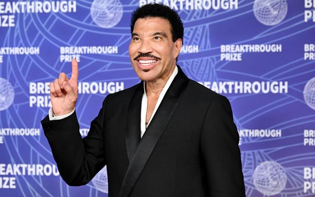 'Damn Unk!' Chris Brown Reacts After Lionel Richie Roasts Him During Concert — News story on dripviewz