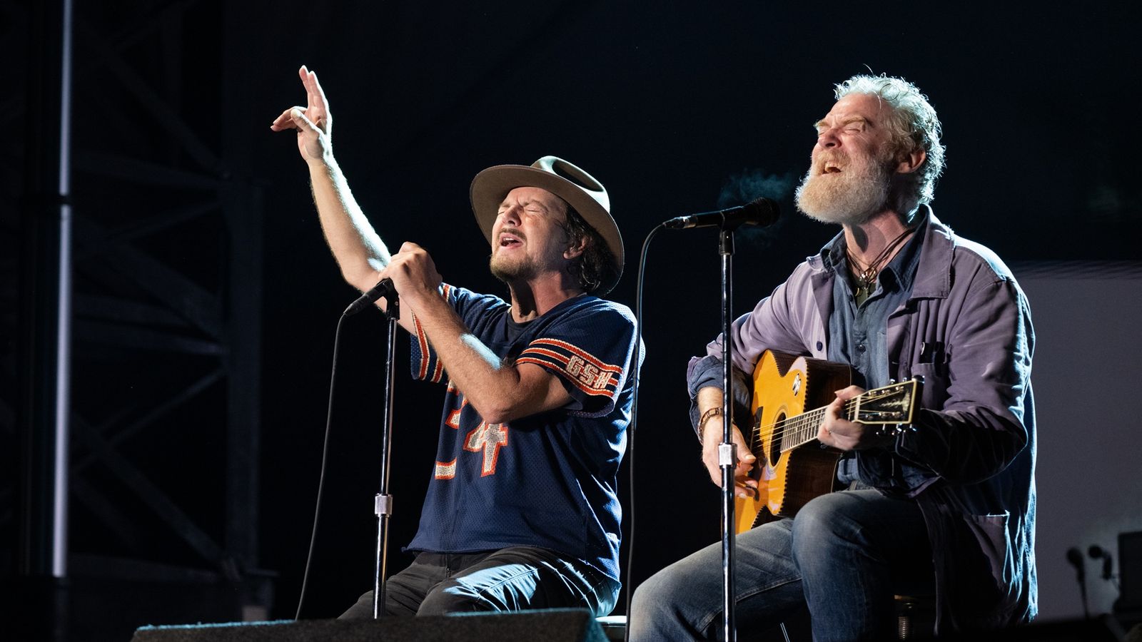 Eddie Vedder pays tribute to friend Glen Hansard by busking in his spot in Dublin city centre — News news on dripviewz