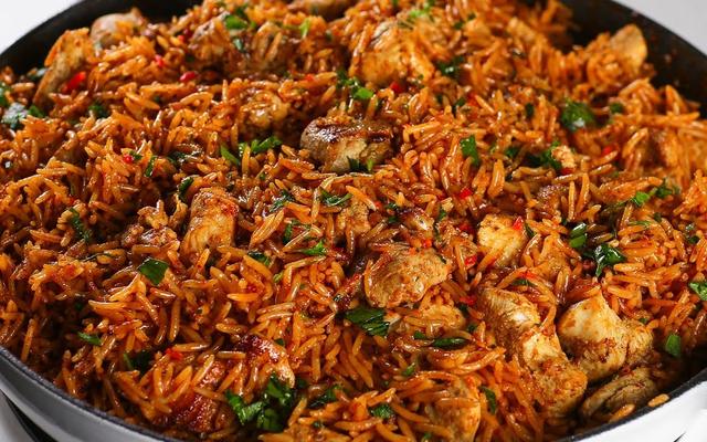 KikiFoodies Combines Butter Chicken and Jollof-Style Rice in This Comforting One-Pot Recipe