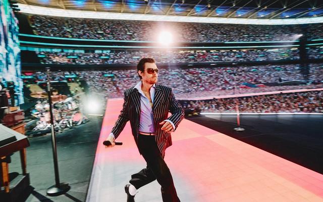 Harry Styles stops Wembley gig mid-song to help 'distressed' fan — Music story on dripviewz