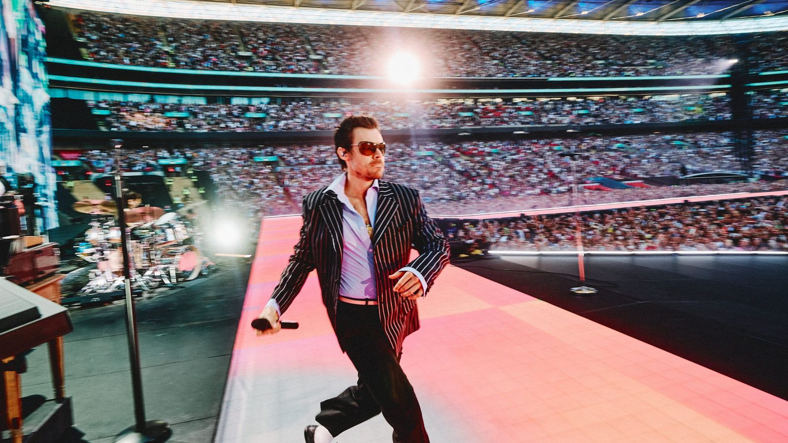 Harry Styles stops Wembley gig mid-song to help 'distressed' fan — Music news on dripviewz