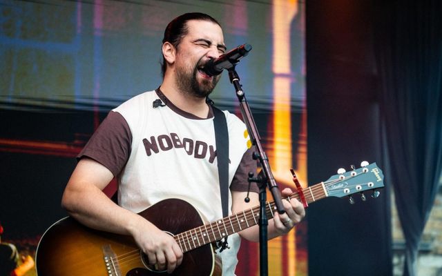 Noah Kahan Reacts to Feces Found at Fan's Seat in Philadelphia — News story on dripviewz