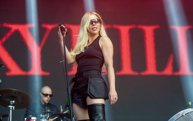 Becky Hill says being booed 'not nice' in first post since festivalgoers left set — News story on dripviewz