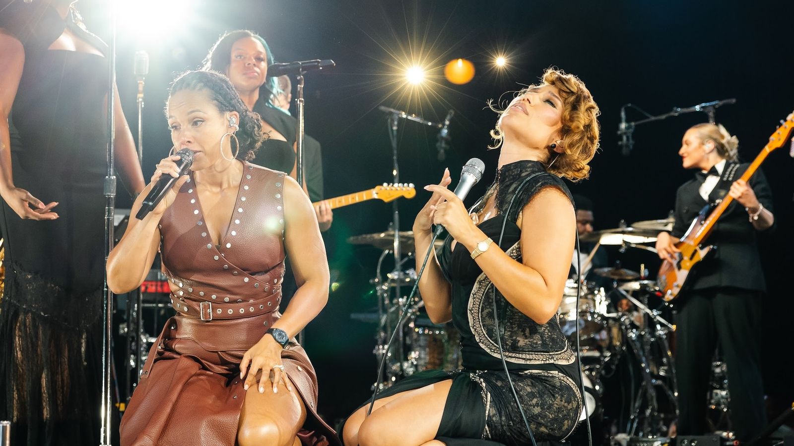 Watch RAYE bring out Alicia Keys and Mark Ronson at Montreux Jazz Festival — News news on dripviewz