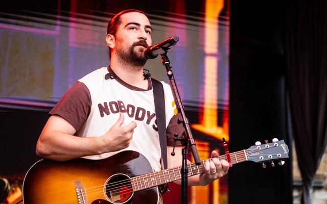 Music star urges fans to 'just go to the bathroom' in latest concert nappy criticism