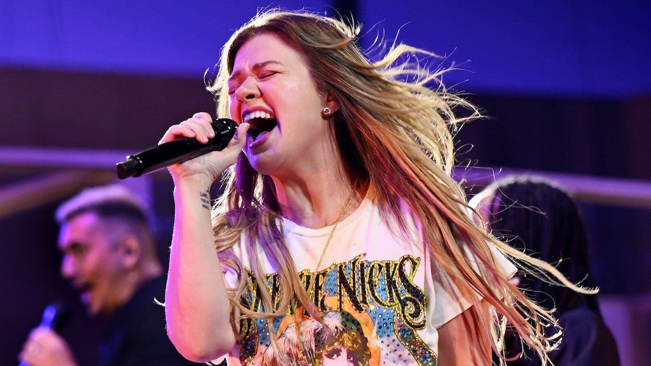Kelly Clarkson Toyshop Snafu: Owners Say Singer's Complaint Has Millions of Fans Harassing Them — News news on dripviewz