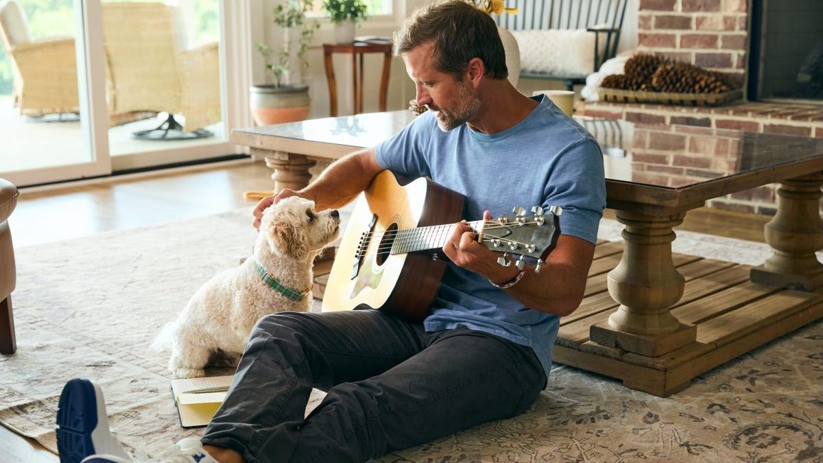 Chart Rewind: In 2021, Walker Hayes' Commercial Song Was 'Eatin' Good' at No. 1 — Music news on dripviewz