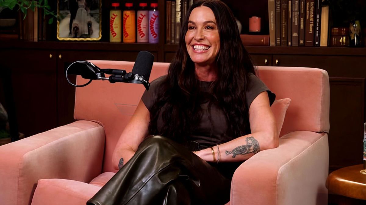 Alanis Morissette Announces First Christmas Album, Drops Lead Track Featuring Brandi Carlile & Steve Martin — Music news on dripviewz
