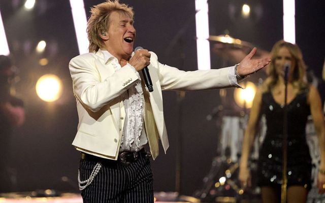 Rod Stewart Uses Oxygen Tank During Concert After Nearly Fainting Onstage — News story on dripviewz