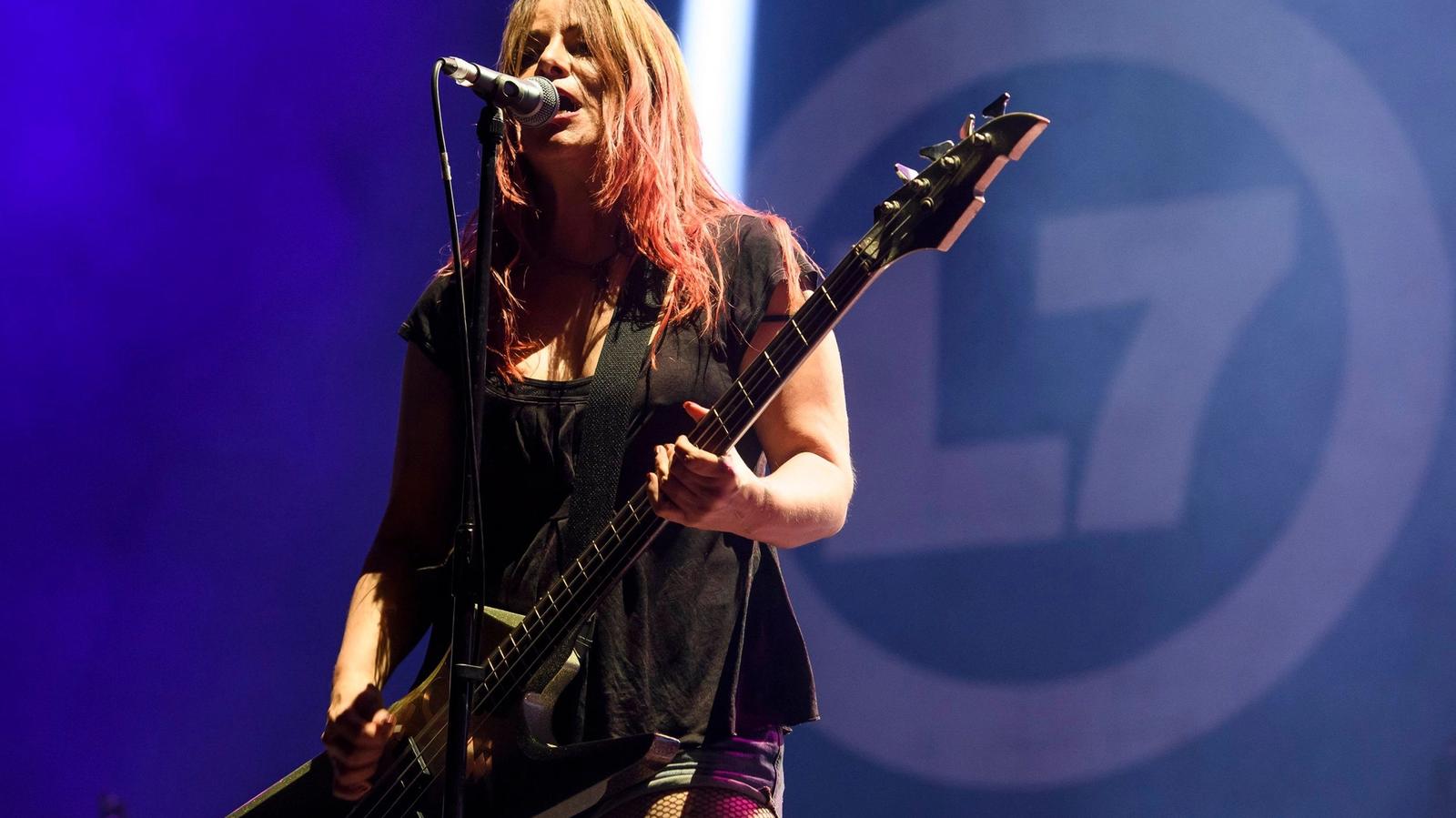 90s grunge band L7's Jennifer Finch dies aged 59, days after confirming cancer diagnosis — News news on dripviewz