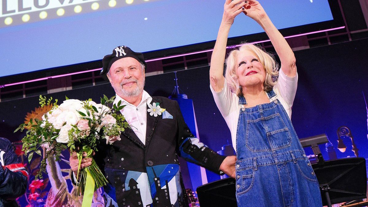 Bette Midler Accepts 2026 Woody Guthrie Prize, Sings Protest Classic: 'My Small Contribution to the Resistance' — News news on dripviewz