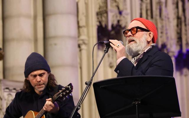 Watch Michael Stipe join members of The National for R.E.M.'s 'E-Bow The Letter' — News story on dripviewz