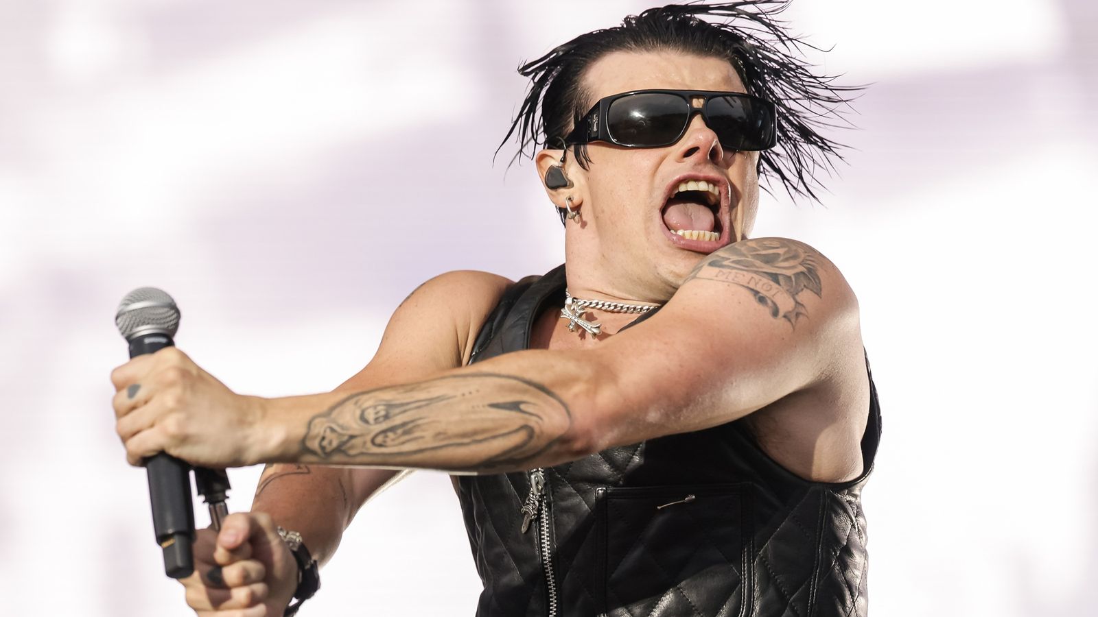 Watch Yungblud bring a couple onstage to reveal their baby's gender: "Bringing life into the world what a beautiful fucking day" — News news on dripviewz