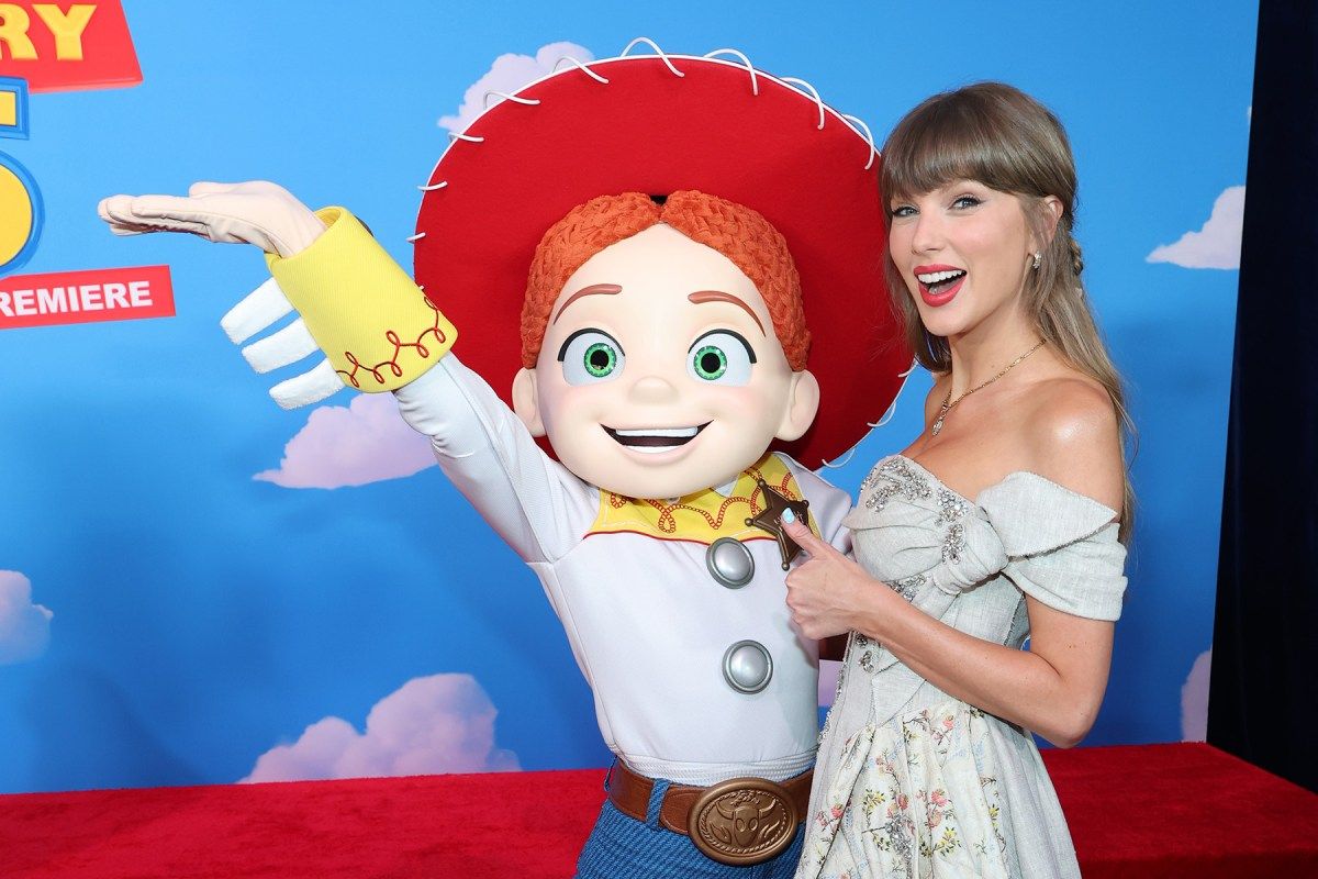 Taylor Swift & Haim Sisters Sit Courtside at NBA Finals Game 4: And You Have to See Their Hilarious Homemade Knicks Shirts — Sports story on dripviewz
