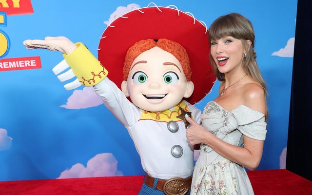 Taylor Swift & Haim Sisters Sit Courtside at NBA Finals Game 4: And You Have to See Their Hilarious Homemade Knicks Shirts — Sports story on dripviewz