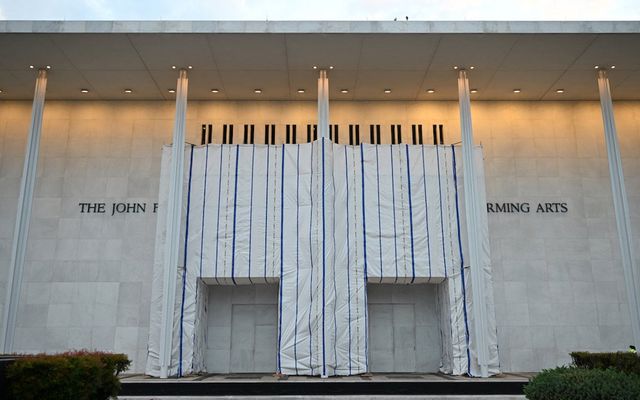 Trump Commerce Secretary Shares Kennedy Center Ceiling Collapse Footage, Calls for Closure and 'Major' Fundraising — Politics story on dripviewz