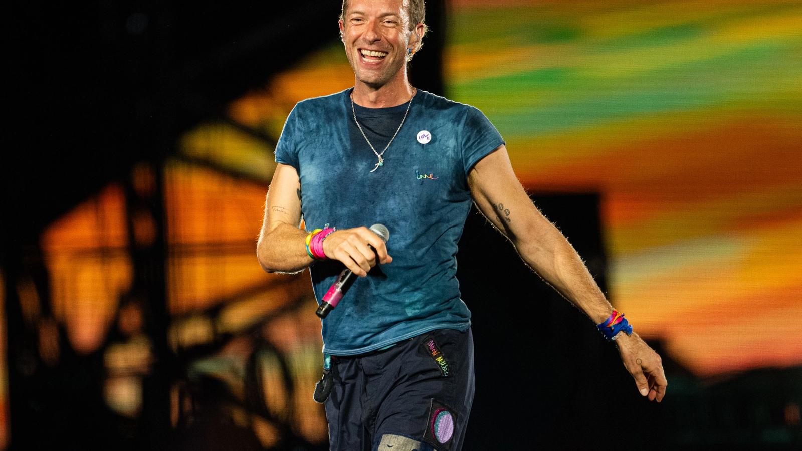 The Coldplay kiss cam scandal happened a year ago and we're still not over it — News news on dripviewz