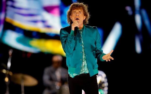 Watch Mick Jagger perform surprise impromptu pub gig with students in Oxford — News story on dripviewz