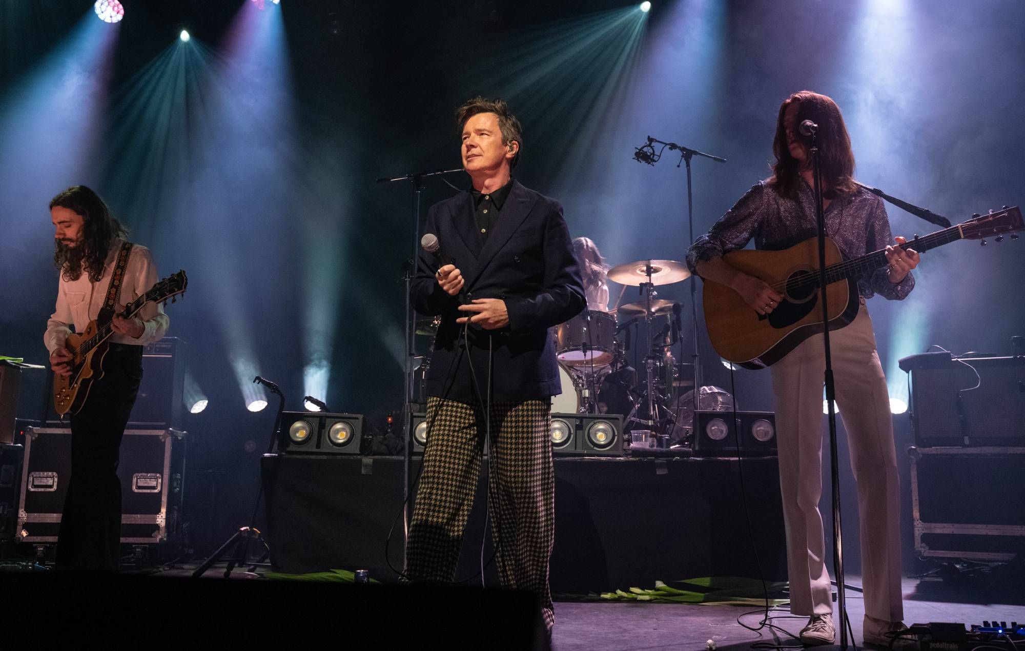 Watch Rick Astley join Blossoms for 'Joke About Divorce' at Tramlines