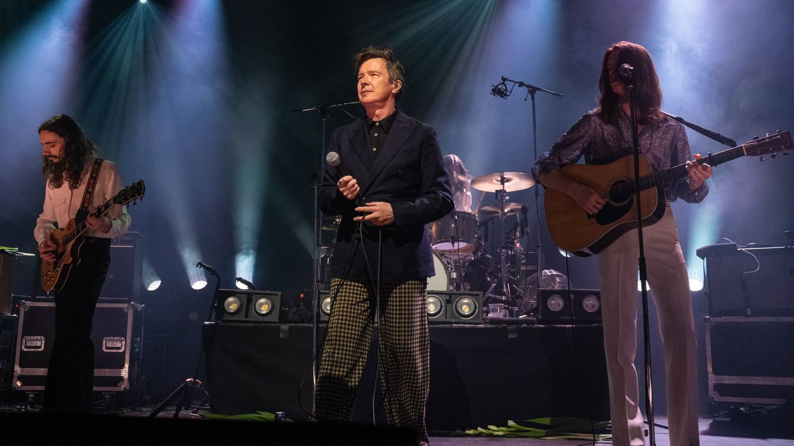 Watch Rick Astley join Blossoms for 'Joke About Divorce' at Tramlines — News news on dripviewz