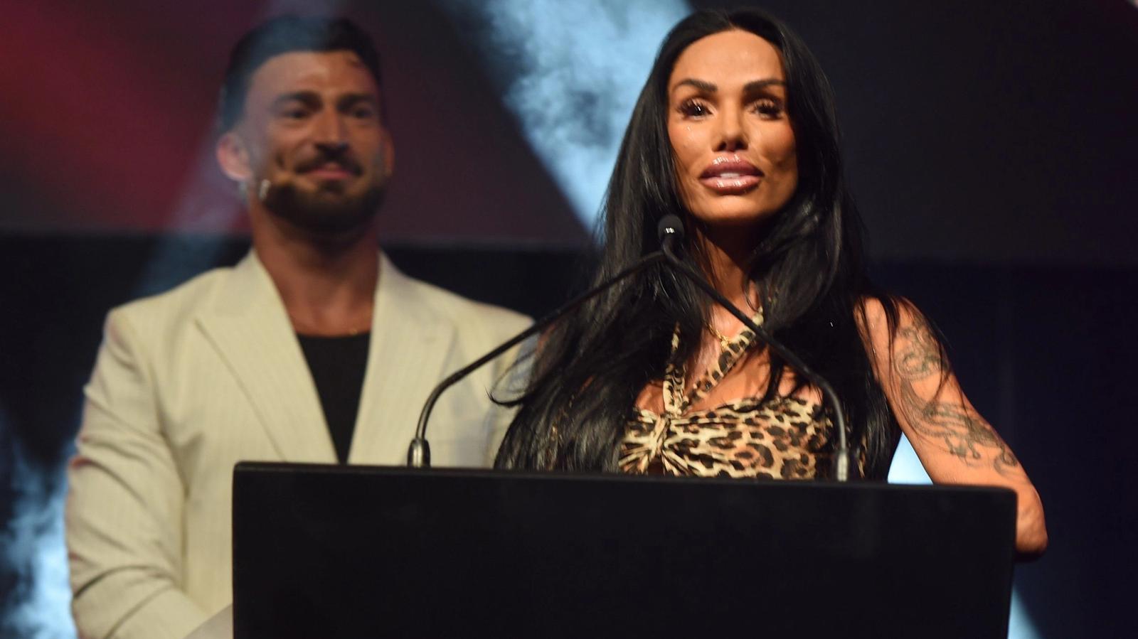 Katie Price asks newly-single reality star if she's his type after taking off wedding ring — News news on dripviewz