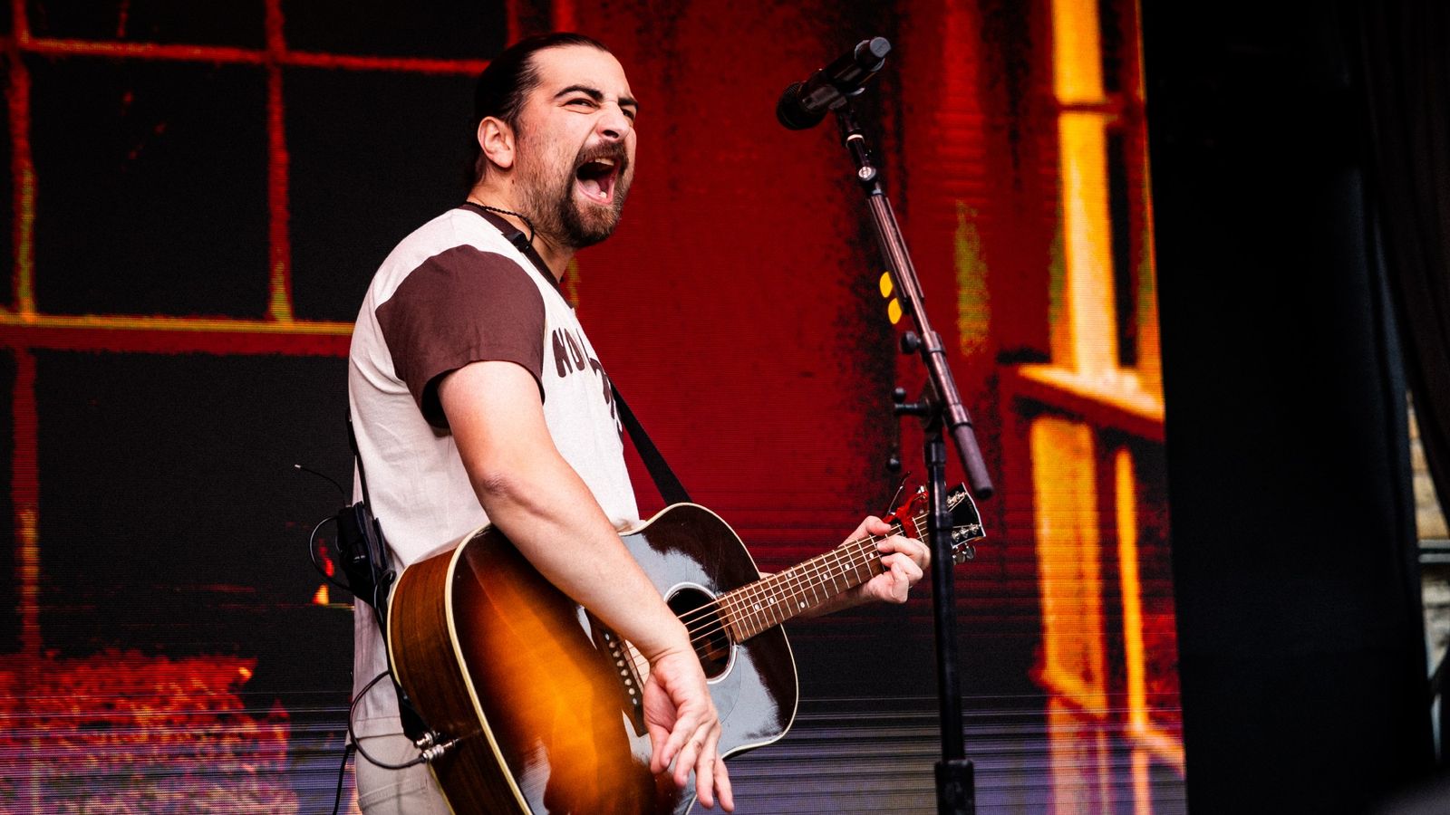 Noah Kahan calls out fans for stealing road signs and shitting in their seats at gigs: "If you have to poop at a show please dear god just go to the bathroom" — News news on dripviewz