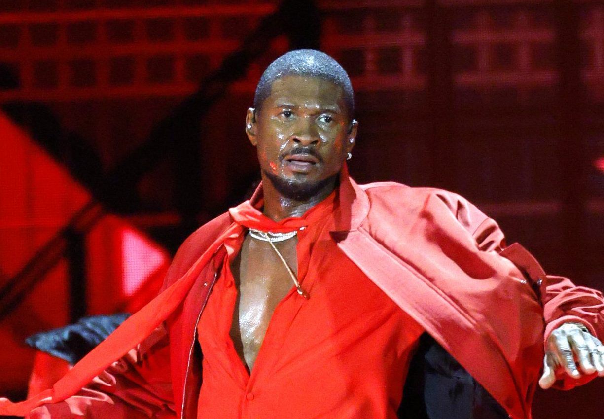 Usher kicks fan off stage after she 'nastily' rejects his sexy performance