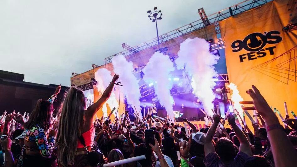 Chaos at UK music festival as fans trapped in hour-long toilet queues — Music news on dripviewz