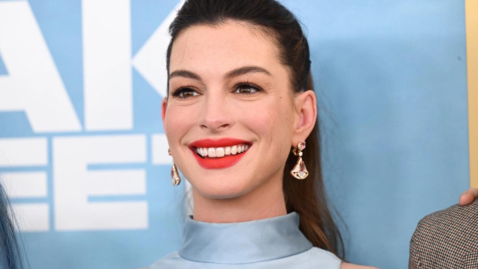 Anne Hathaway redefines pregnancy style with controversial red carpet look — Fashion news on dripviewz