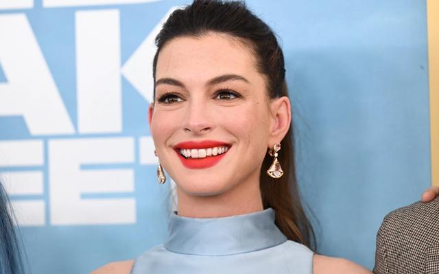 Anne Hathaway redefines pregnancy style with controversial red carpet look — Fashion story on dripviewz