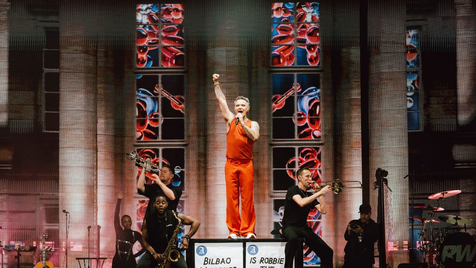 Robbie Williams and CMAT deliver ultimate showmanship on day two of Bilbao BBK Live 2026 — News news on dripviewz