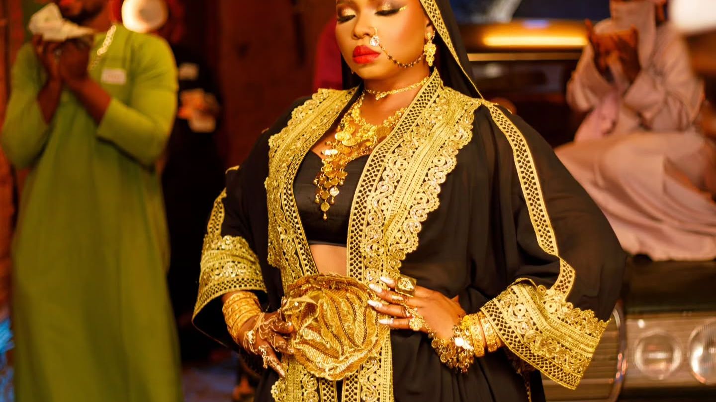 Yemi Alade Is Counting Cash and Serving Looks in "Alhaja" Video — News news on dripviewz