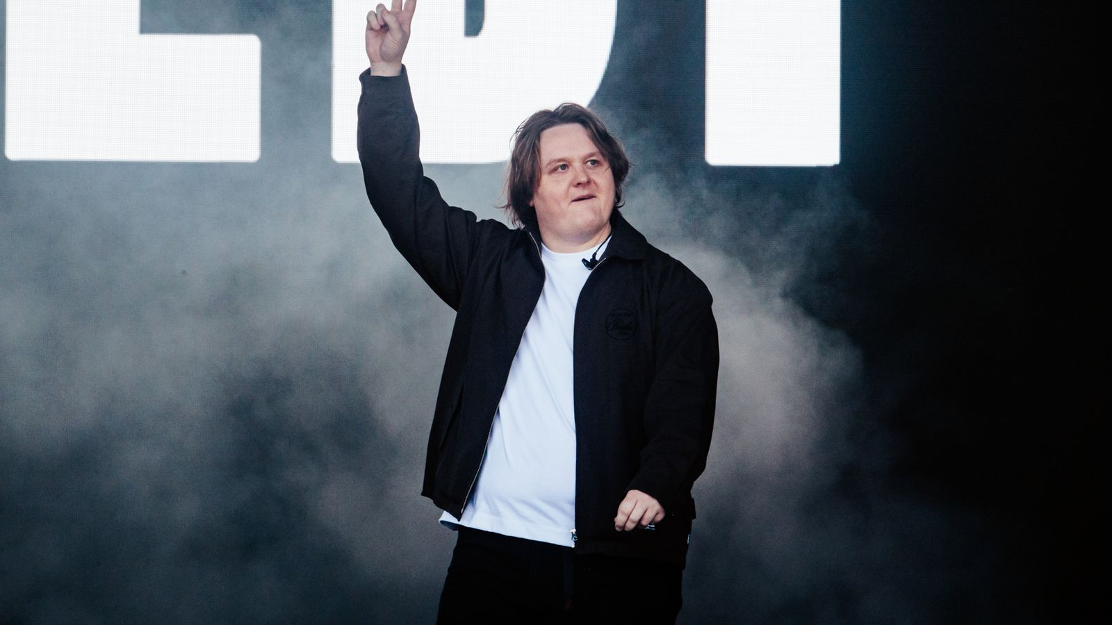 Lewis Capaldi jokes about Graham Norton ticket sales rant during Roundhay Festival headline set: "You had me worried!" — News news on dripviewz