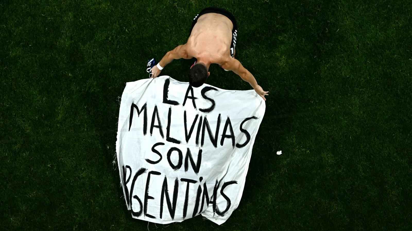 Lorraine Kelly blasts 'shameful' Argentinian team after they brandish Falklands banner — News news on dripviewz