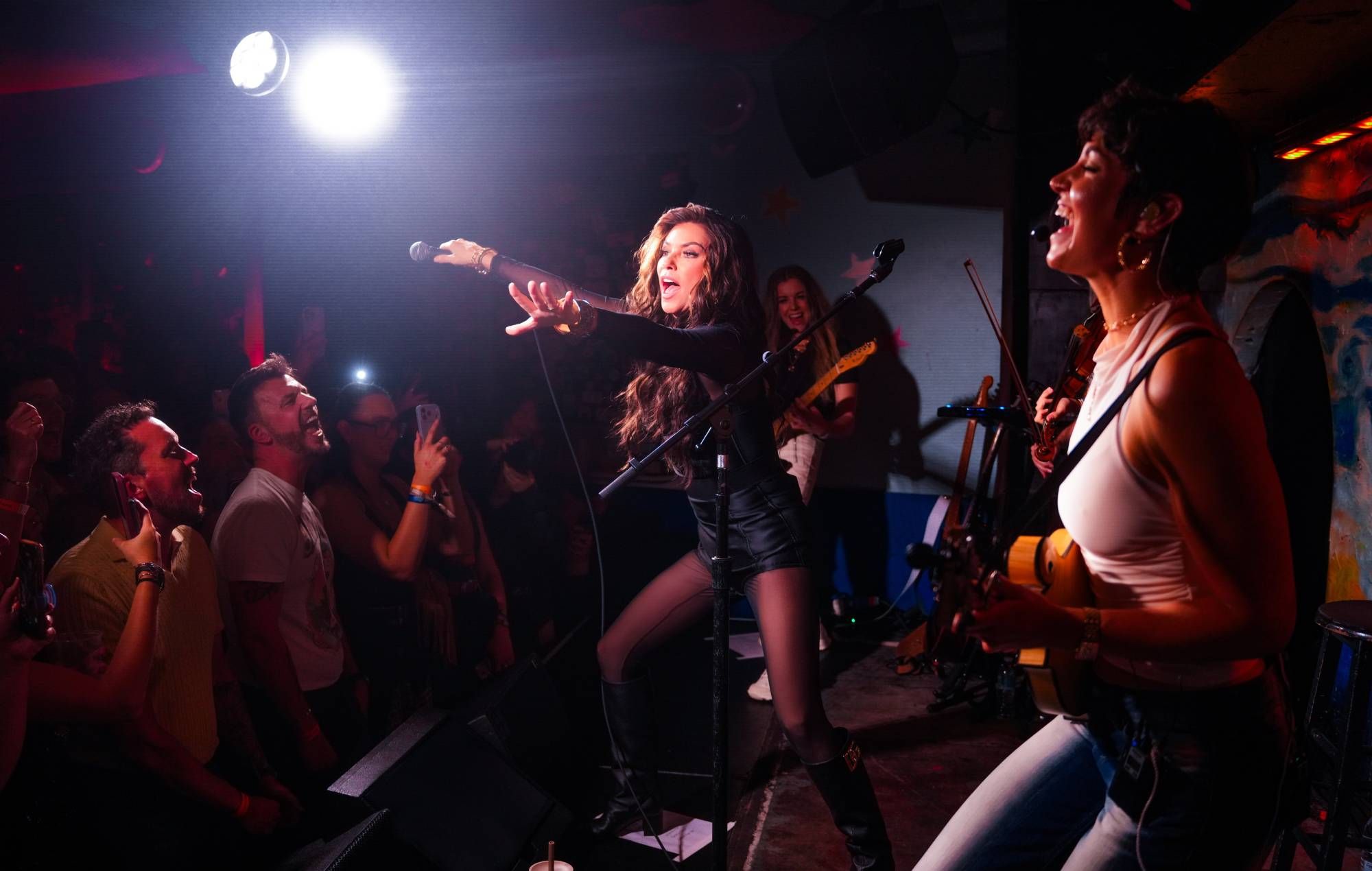 Watch Shania Twain play intimate, 200-capacity show at The Shacklewell Arms in London — News story on dripviewz