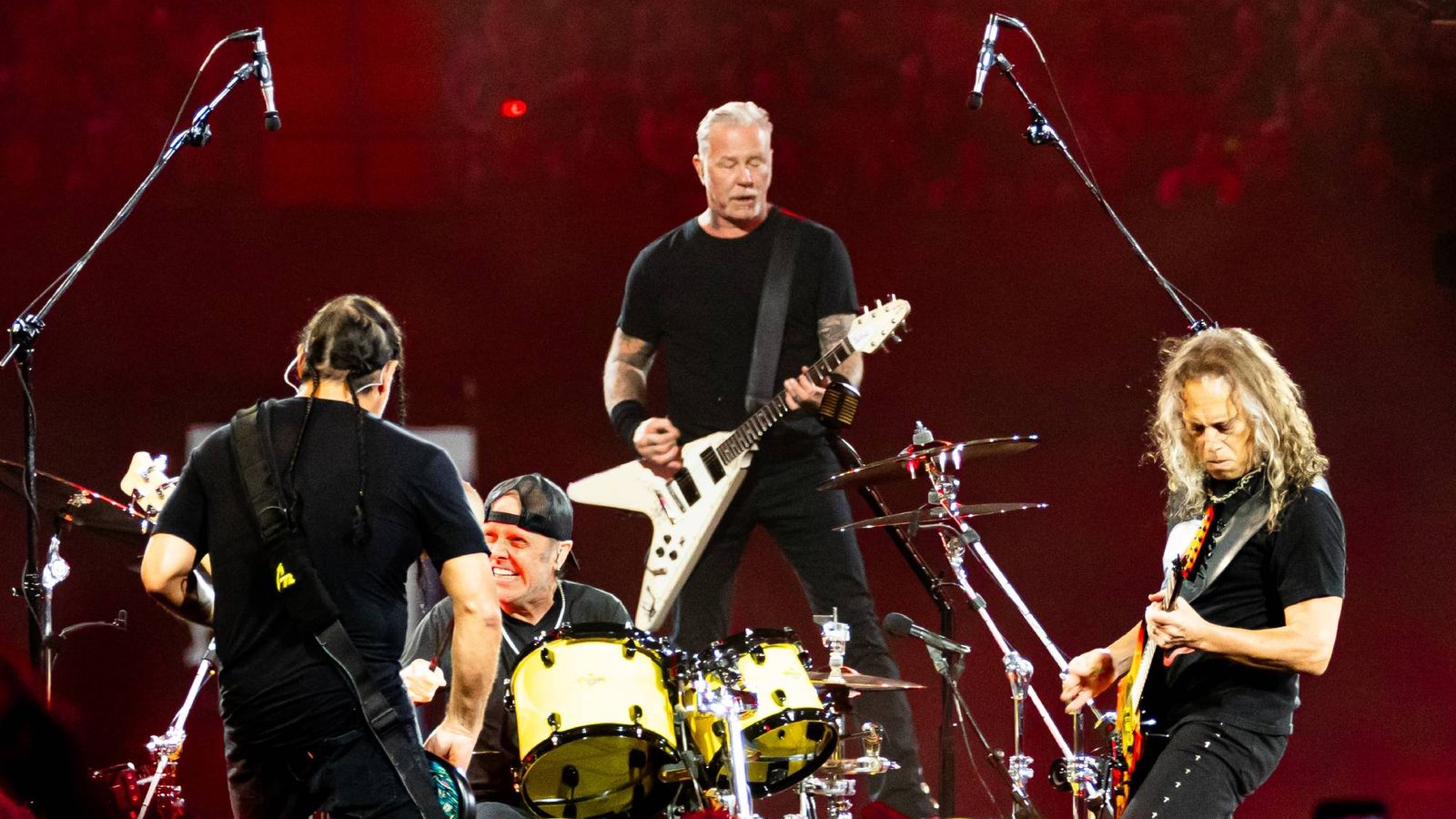 Metallica play cover of Tom Jones' 'Delilah' at Principality in Cardiff, despite song being banned in venue — Music news on dripviewz