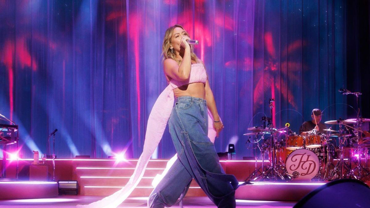 Hilary Duff Wears Her Own 2004 Throwback Concert Tee for 2 Sold-Out Nights at L.A.'s Forum — News news on dripviewz