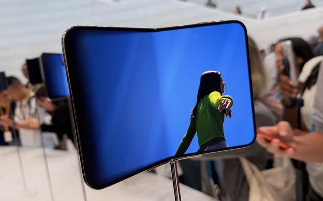 The iPhone Duos opening animation is a 10/10 design flex for Apple