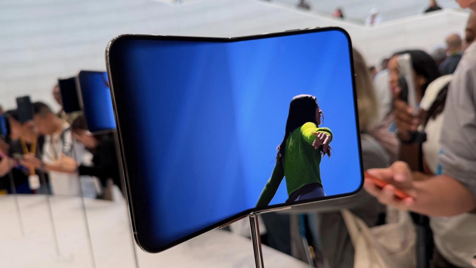 The iPhone Duos opening animation is a 10/10 design flex for Apple — News news on dripviewz