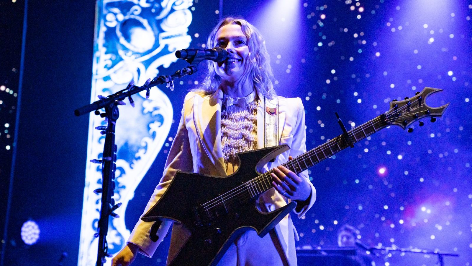 Phoebe Bridgers leads fans around roller-skating rink at 'Lost Weekend' listening party — News news on dripviewz