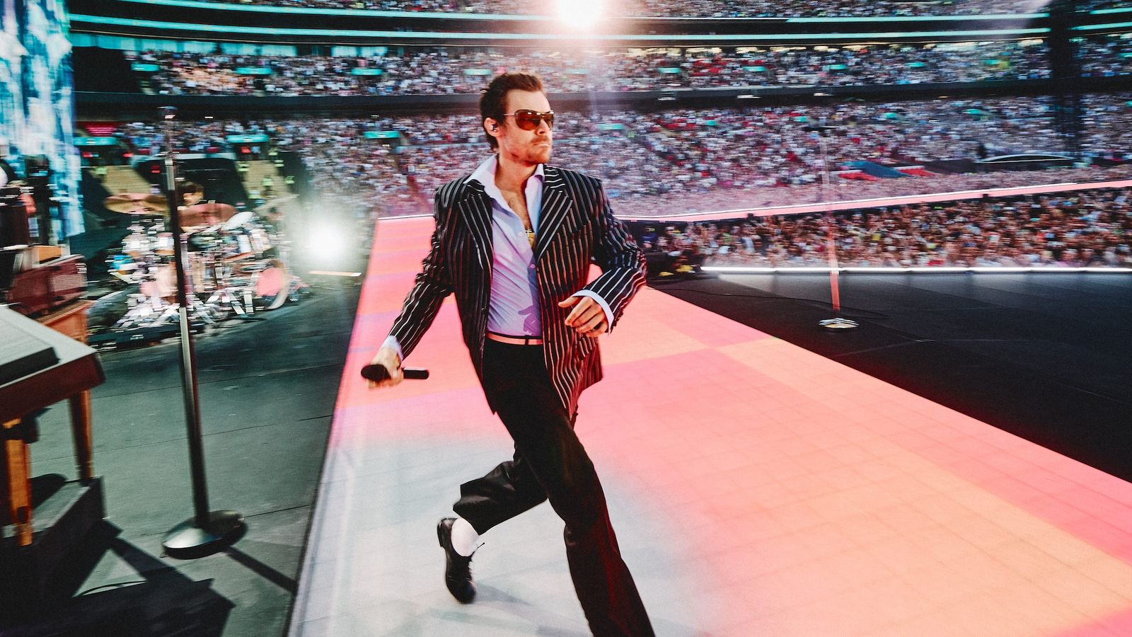 Harry Styles pays tribute to David Hockney and reflects on One Direction days as he kicks off record-breaking Wembley run — News news on dripviewz