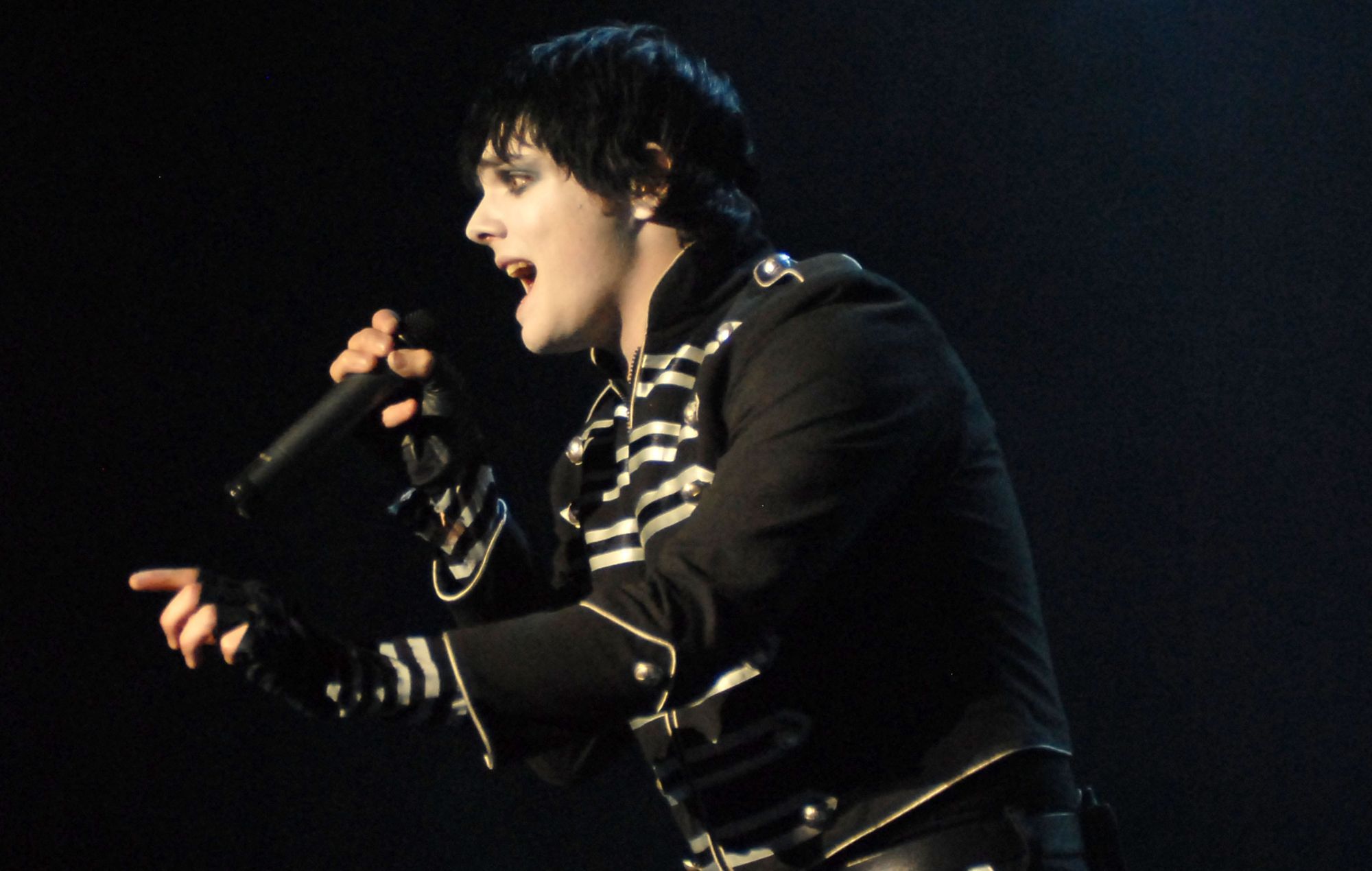 My Chemical Romance share fiery unreleased song 'Someone Out There Loves You' ahead of 'The Black Parade' 20th anniversary reissue — Music story on dripviewz