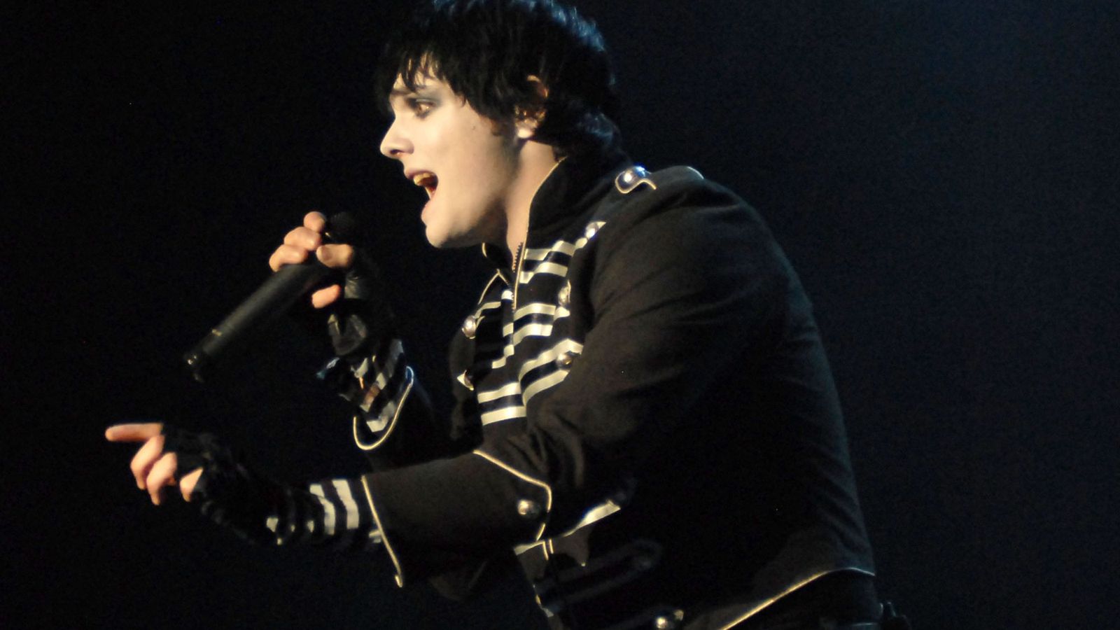 My Chemical Romance share fiery unreleased song 'Someone Out There Loves You' ahead of 'The Black Parade' 20th anniversary reissue — Music news on dripviewz