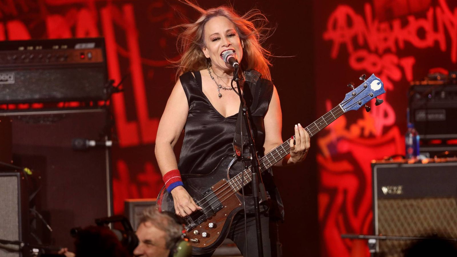L7 bassist Jennifer Finch diagnosed with aggressive brain cancer — News news on dripviewz