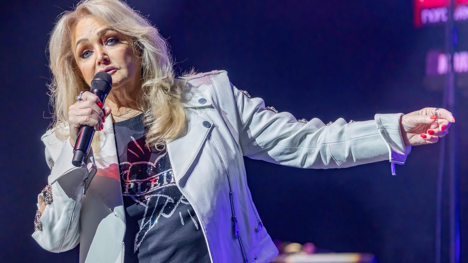 Bonnie Tyler out of coma but remains "very unwell" in intensive care — News news on dripviewz