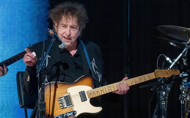 Bob Dylan makes changes to live band as two long-serving guitarists step away