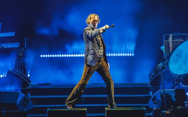 Watch the moment Pulp play 'Common People' at Mad Cool 2026 as England fans celebrate win against Norway