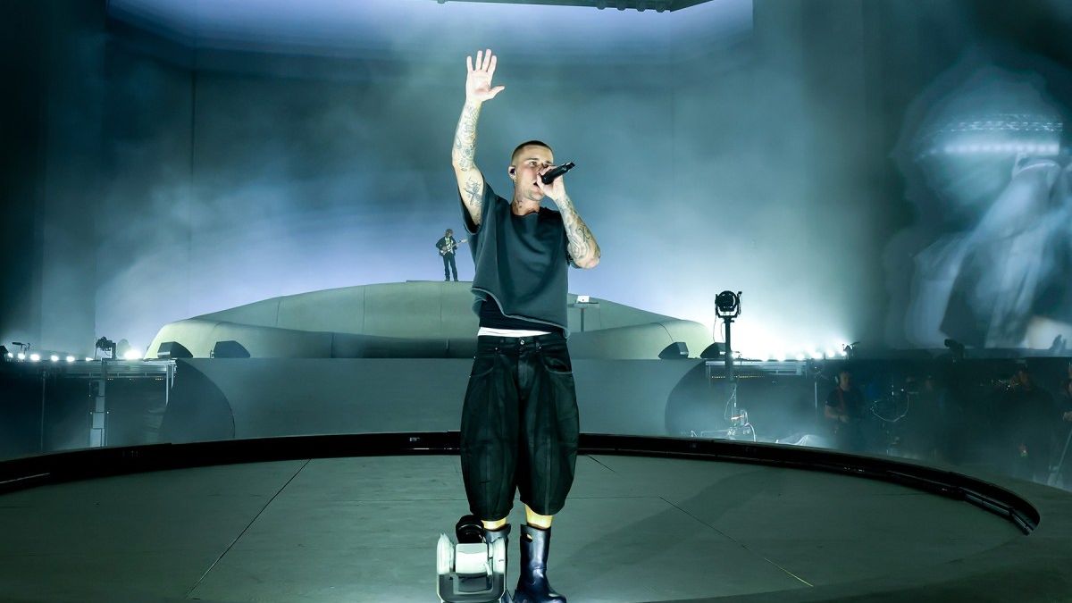 Justin Bieber Makes 2026 NHL Draft Appearance, Announces Toronto Maple Leafs' No. 1 Pick — Sports news on dripviewz